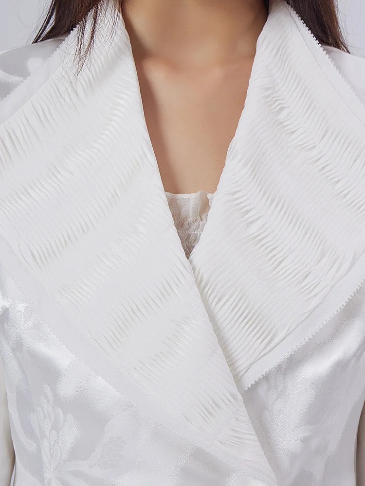 VOA jacquard heavy crepe silk pleated lapel one-button autumn and winter mulberry silk white short coatWE366