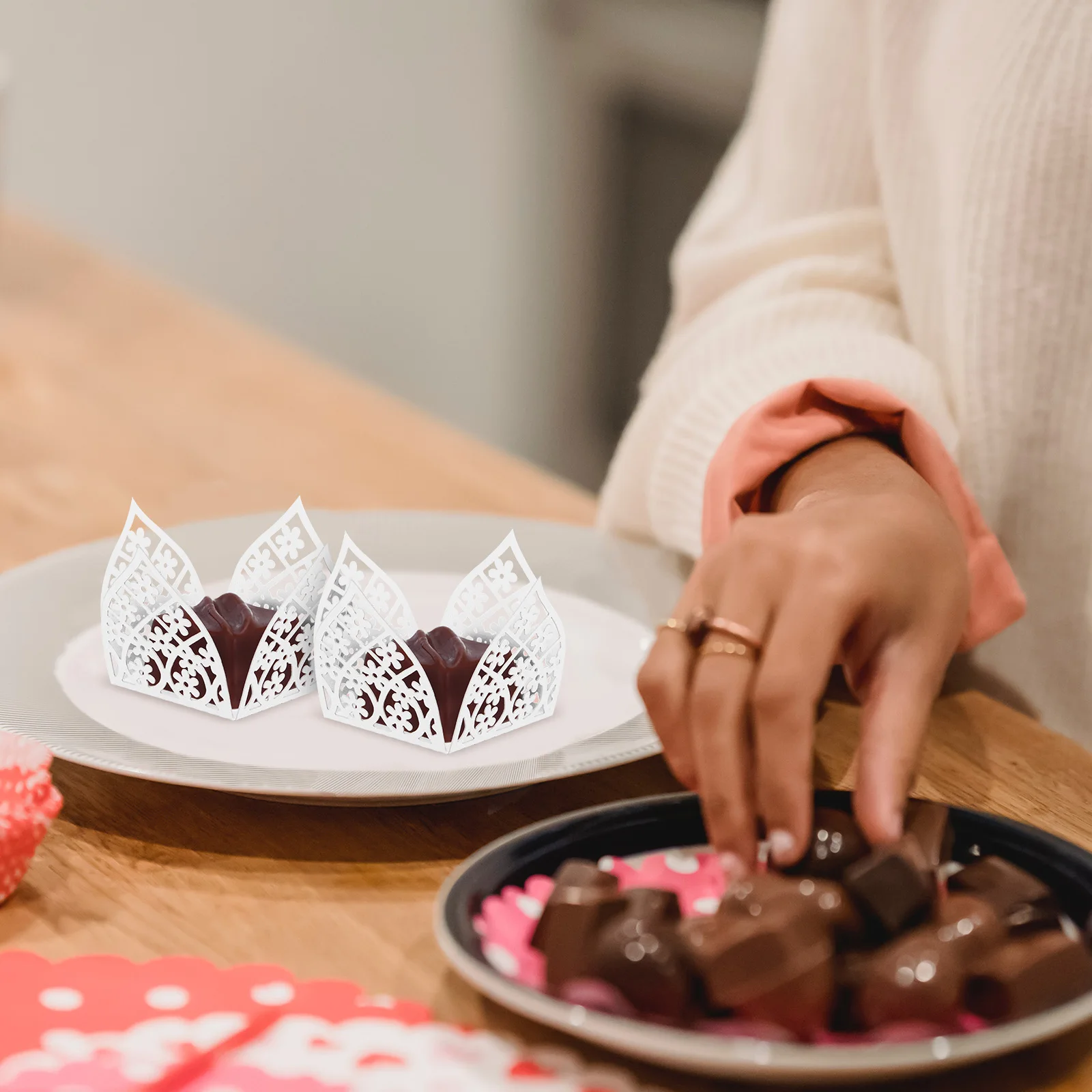 

50 pcs White Candy Boxes Hollow Design for Wedding Party Decorations Treats Box Chocolate Liners Truffle Cups Packaging Tray