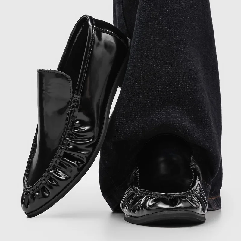 Men Loafers Shoes Retro British Style Pleated Shiny Surface Ommuting Business Classic Comfortable Versatile Men Shoes