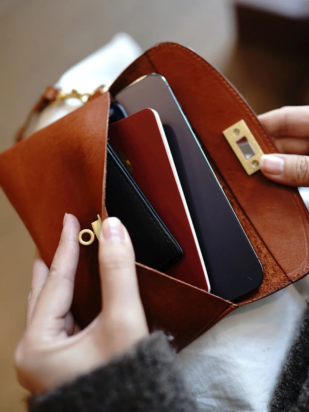 Vegetable-tanned cowhide retro minimalist large-capacity lock buckle wallet, genuine leather clutch bag, document storage bag