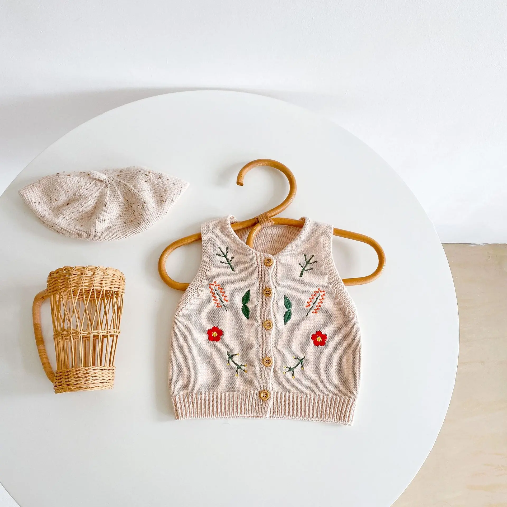 

Autumn and winter new baby clothes for 0-3 years old, fashionable baby girl knitted vest, exquisite embroidered cardigan