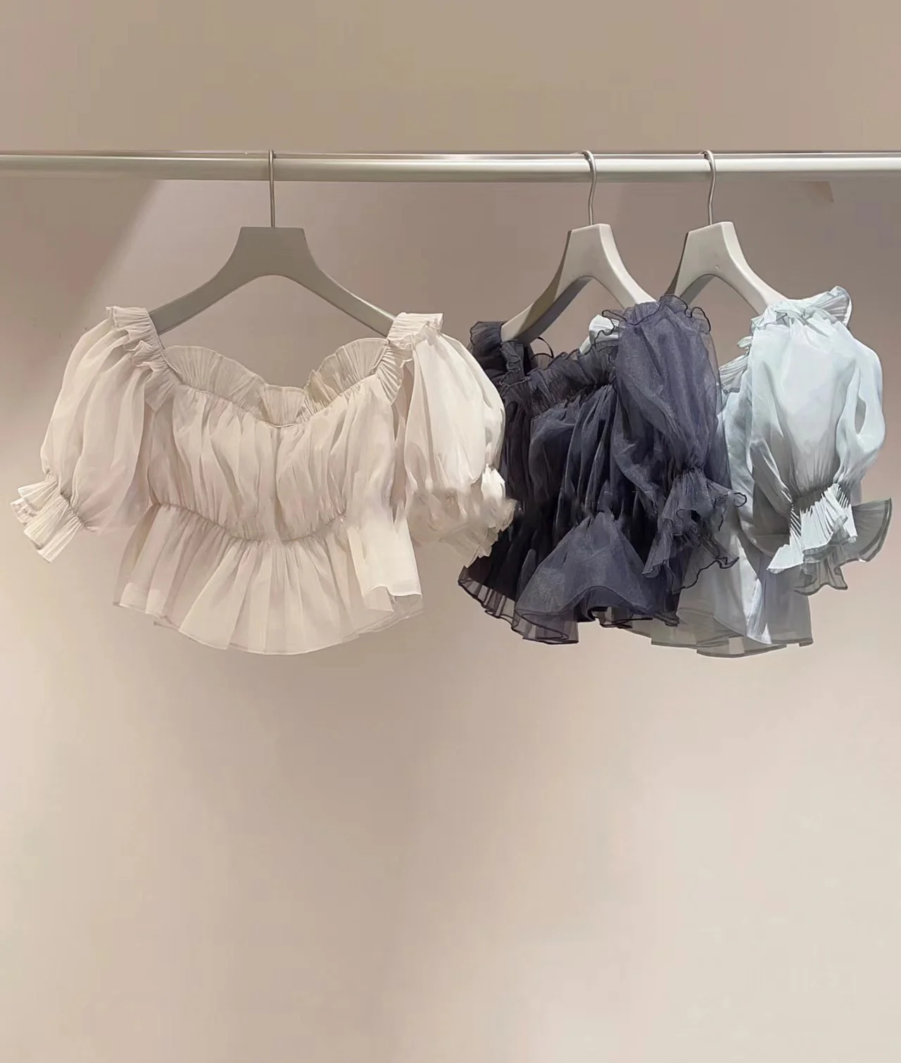 

Kuzuwata японская шифоновая блузка с воротником-лодочкой женские пикантные рубашки с оборками и открытыми плечами 2023 короткие однотонные женские блузы