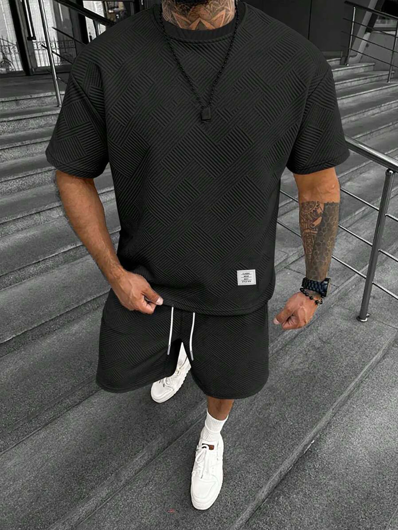 Zweiteiliges Set aus strukturiertem, mit Buchstaben gepatchtem Rundhals-T-Shirt und Shorts mit Kordelzug für Herren, normale Passform, lässiges Kurzarm-T-Shirt und Shorts