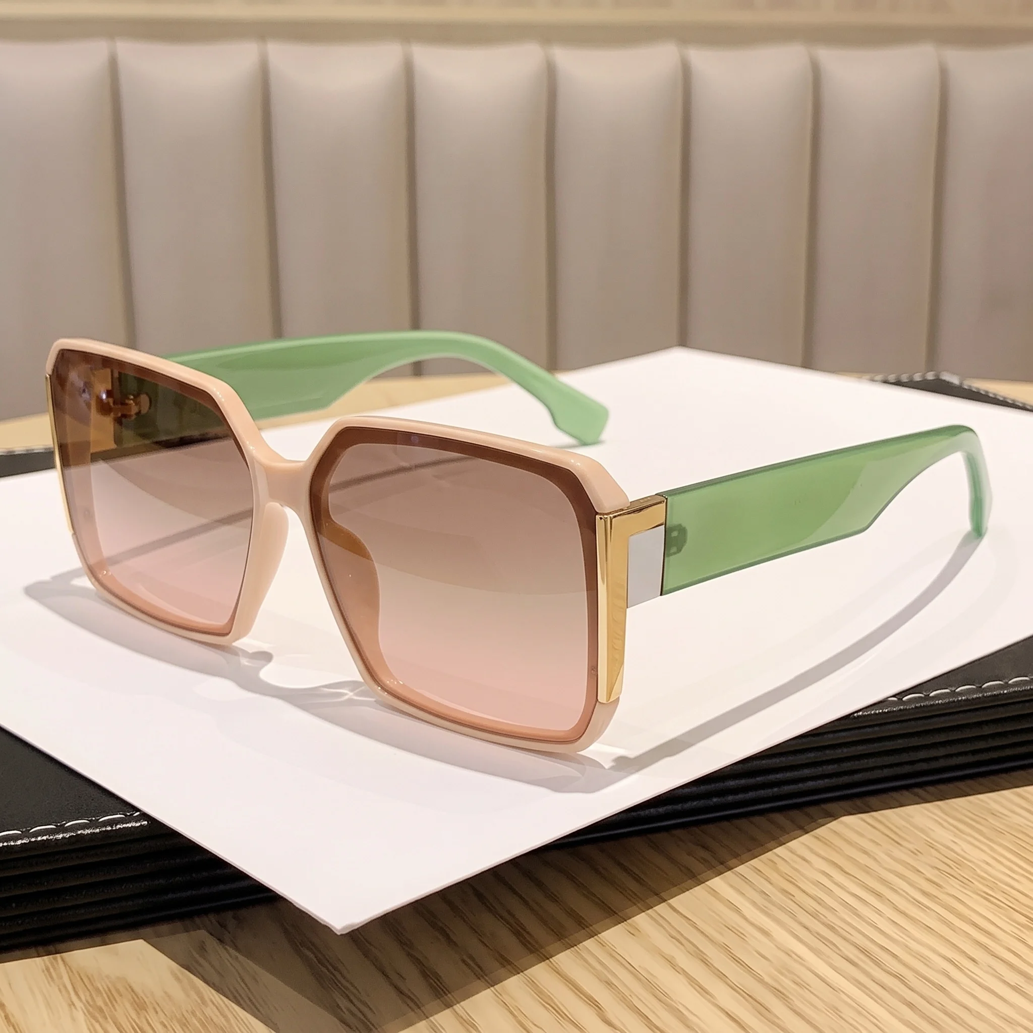 1 Pair of New European and American Style Women's Fashion Classic Large-Frame Street Style Luxury Trendy Sunglasses, Popular on Instagram, with Wide-Edge Design, Suitable for Various Activities, Full-Frame Glasses Style, Everyday Casual Sunglasses