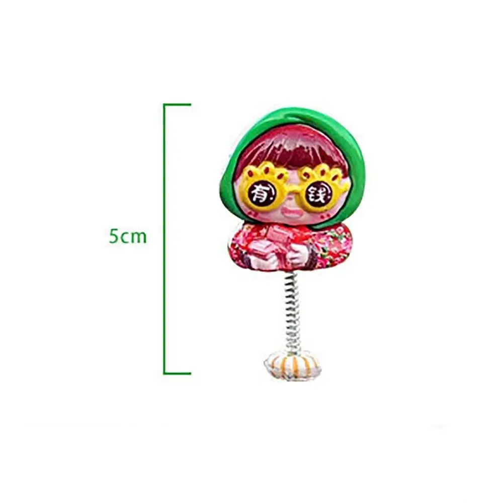 Cartoon Hars Dorp Meisje Beeldjes Schudden Rode Auto Ornamenten Mini Auto Interieur Decoratie Cadeau