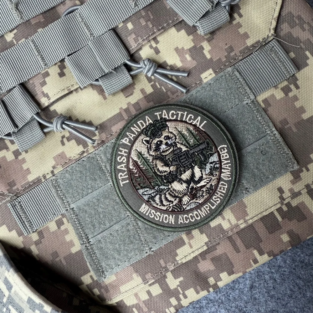 Patch tactique brodé humoristique Trash Panda Raccoon, motif 'Mission Accomplie', avec fixation auto-agrippante pour sacs à dos et équipement