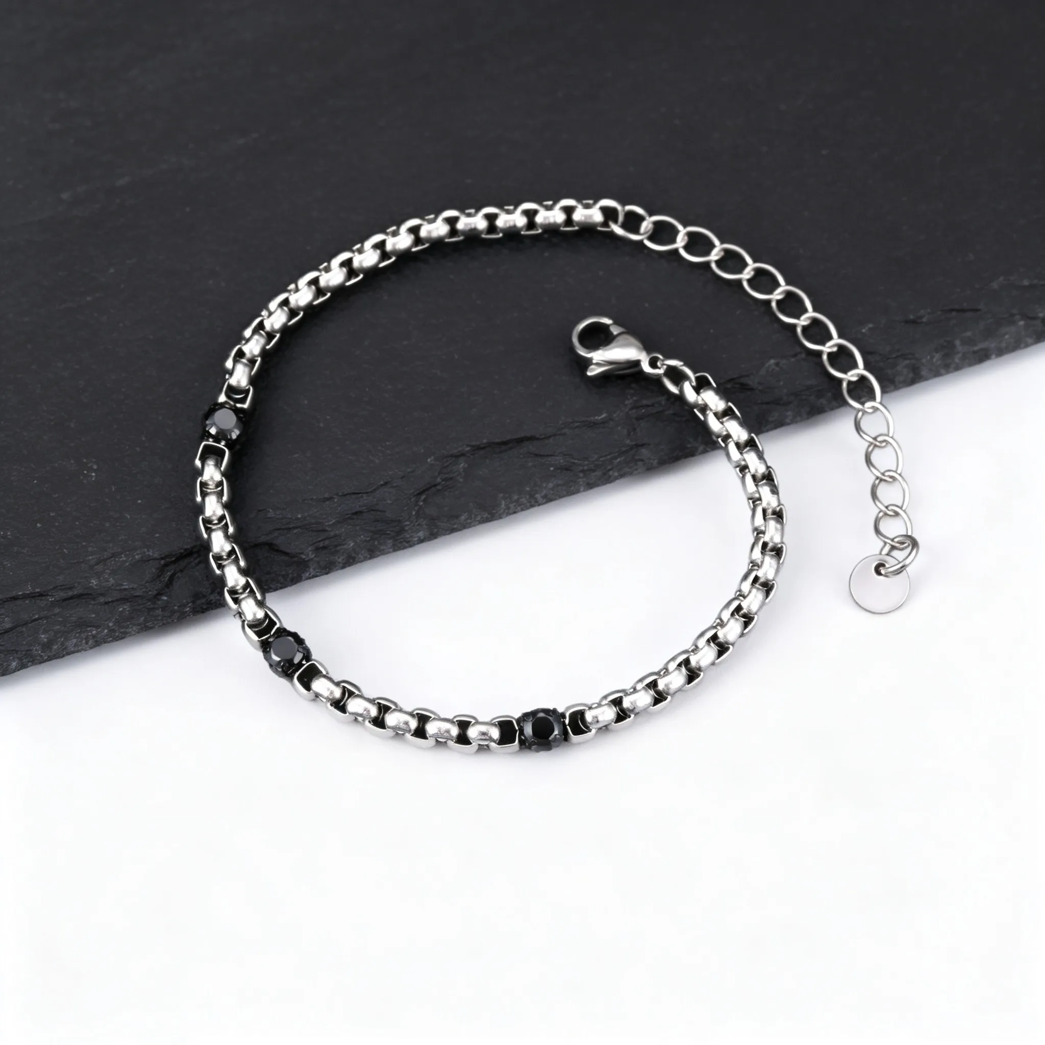 Trendiges schwarzes Steinarmband für Männer, verstellbares Edelstahl-Kastenkettenarmband, Hip-Hop-Schmuck, einfaches Geburtstagsgeschenk. – Detail 2