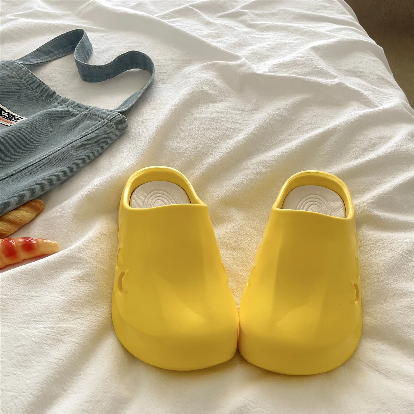 Summer Ins Funny Thick-soled Banana-shaped Clogs Cute Non-slip Beach Slides for Men Daily Travel Commute Parent-child Shoes