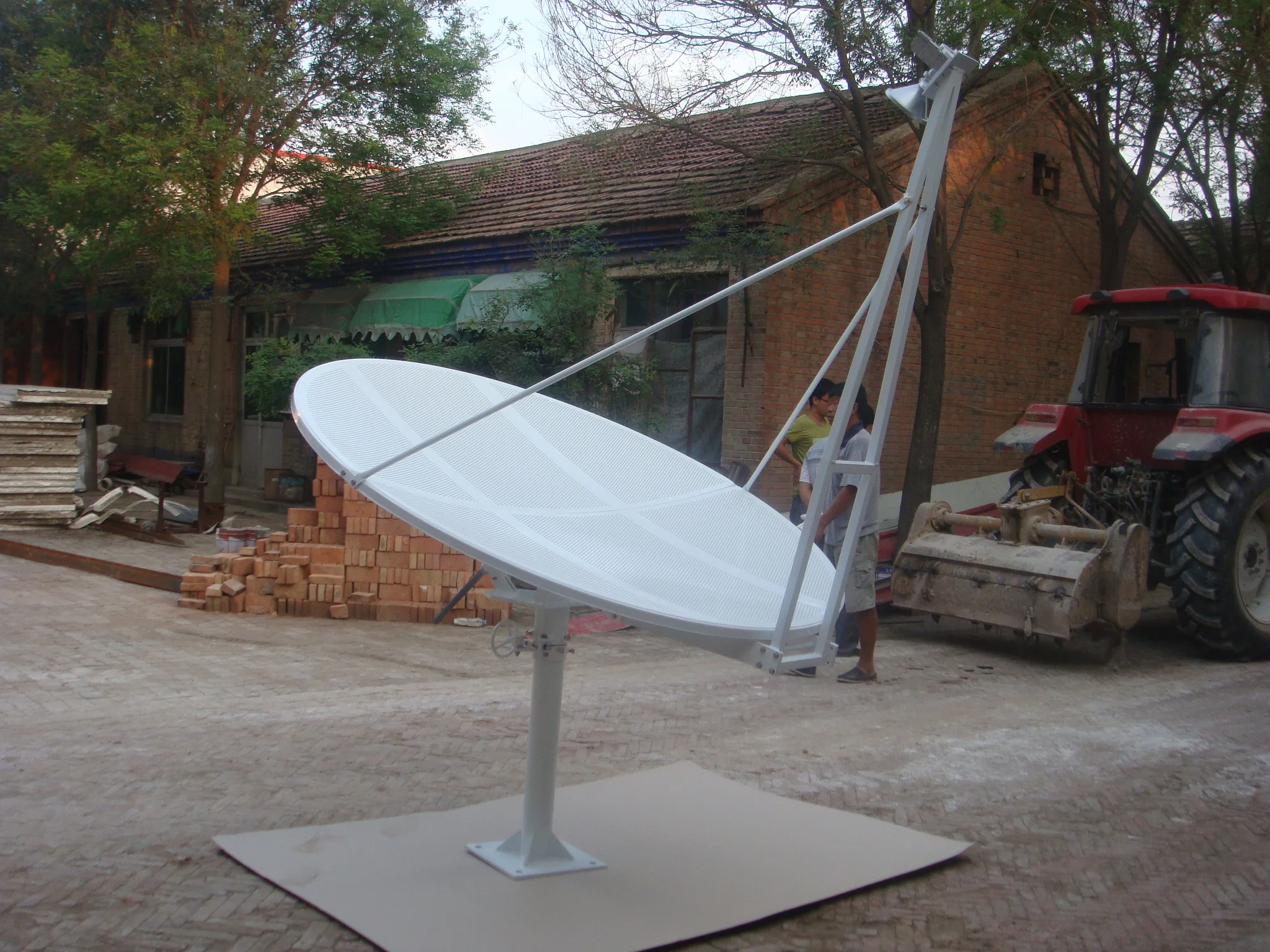 Pole mounted 60cm 80cm 90cm 120cm 150cm 180cm TV antenna Low noise ground mounted Ku band satellite dish antenna