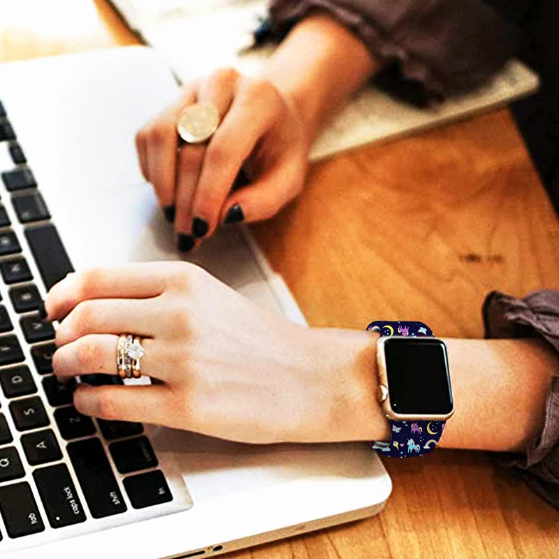حزام طباعة من سلسلة Miniso الملونة على شكل وحيد القرن لساعة Apple 11/10/9/8/SE، حزام بديل من السيليكون الناعم لـ 46 مم/45 مم/44 مم/42 مم