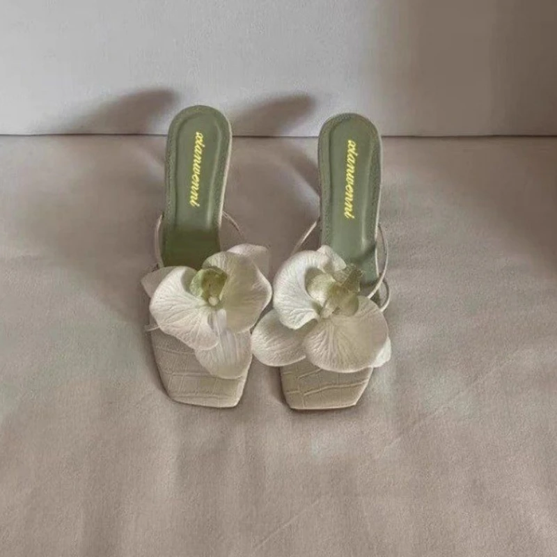 شباشب نسائية كاجوال عصرية أحذية عالية الجودة للنساء صنادل نسائية ضحلة تصميم زهور أنيقة شباشب نسائية