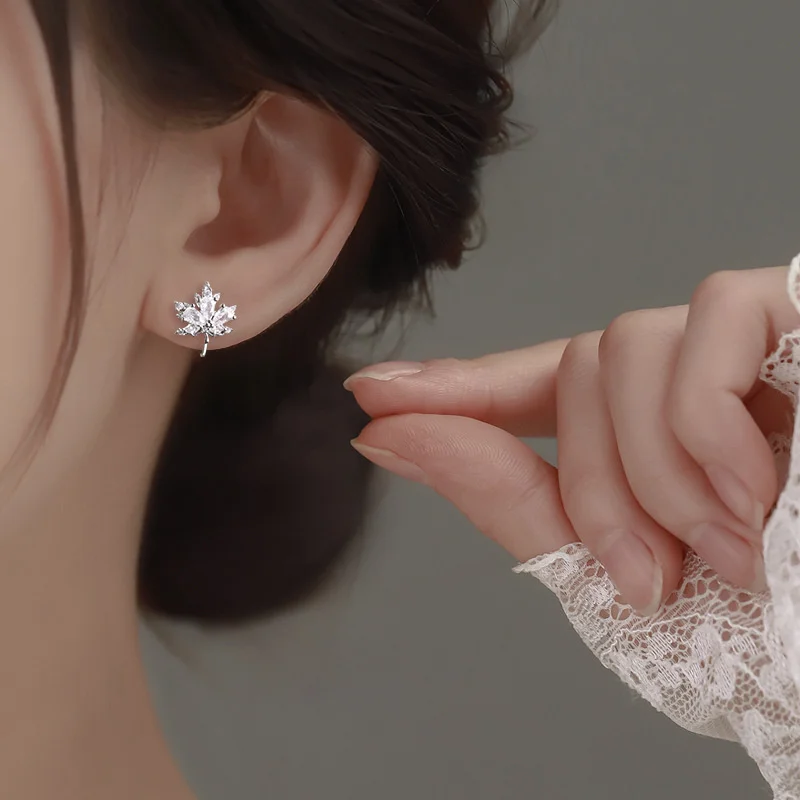1Pcs Y2K Ear Cuff Ear Clip Crystal Maple Leaf Earring for Women Cartilage Clip Earrings Jewelry eh442