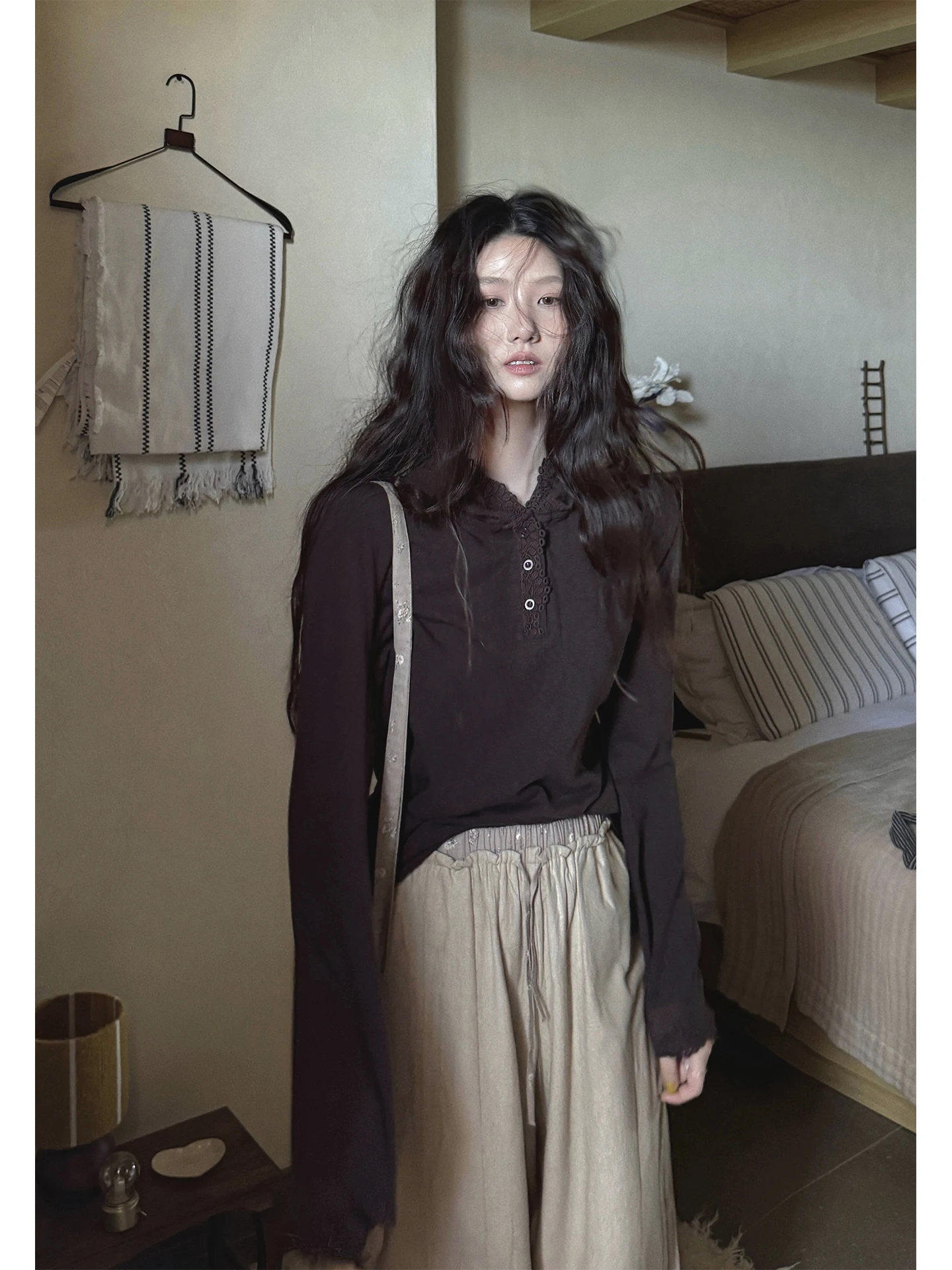 

JMWOMEN коричневая вязаная длинная футболка с капюшоном и кружевной отделкой, женская свободная универсальная футболка с базовым слоем, винтажный топ, брюки...