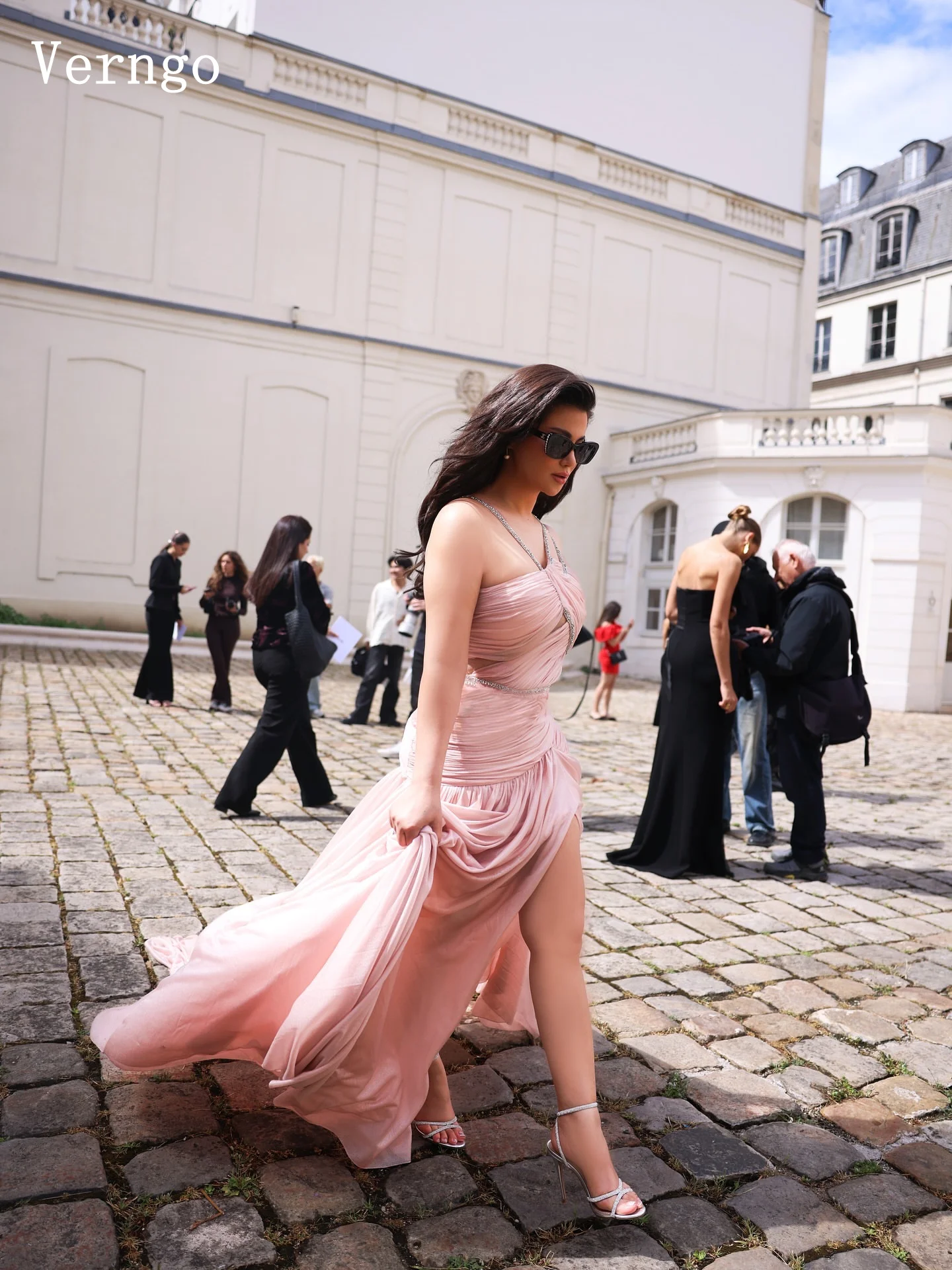 Verngo-vestidos de graduación de cristal rosa, tirantes de Sapghetti, línea A, vestidos de noche de celebridades, vestidos de fiesta modernos y elegantes personalizados