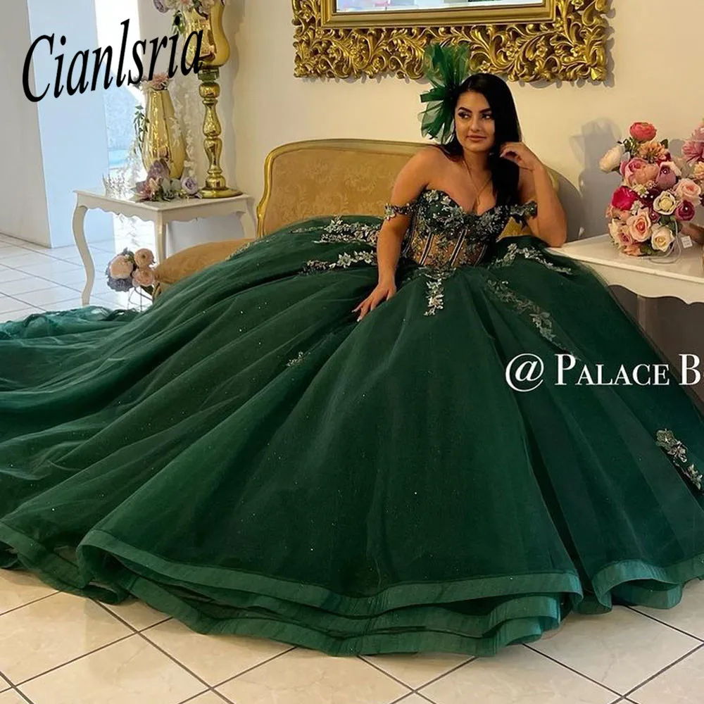 Esmeralda ilusão verde apliques florais rendas quinceanera vestido de baile fora do ombro longo trem corset vestido de 15 anos