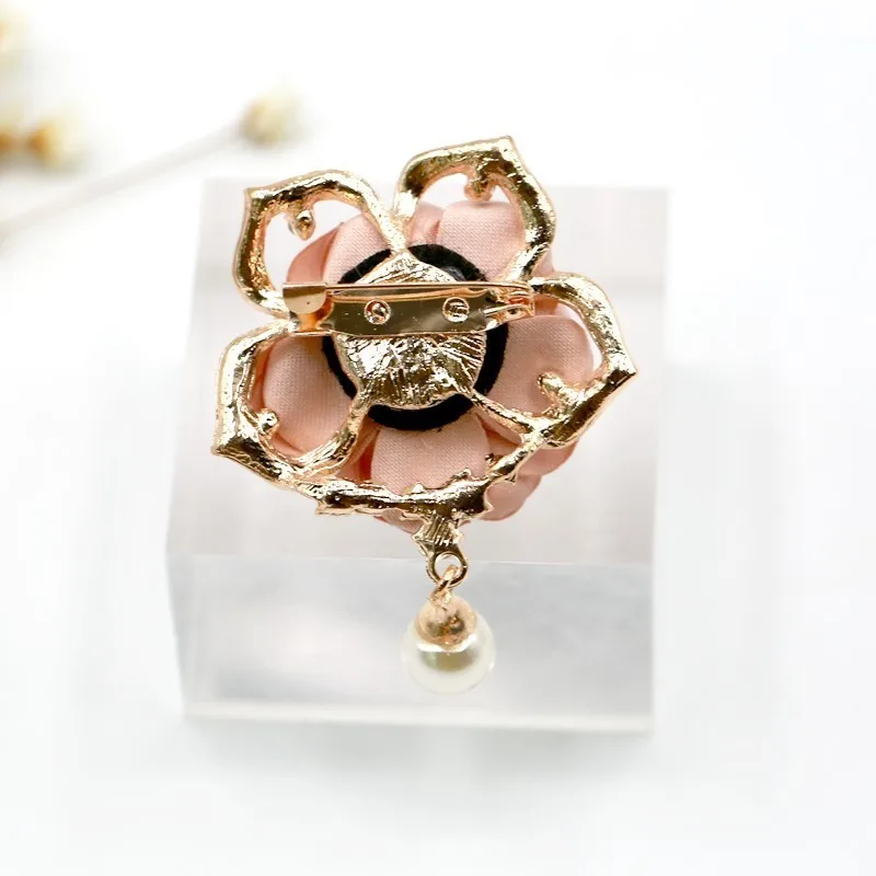 Broche de flores de tela para mujer, Pin de estilo Mori, pequeño Boutonniere, suéter, abrigo, adorno