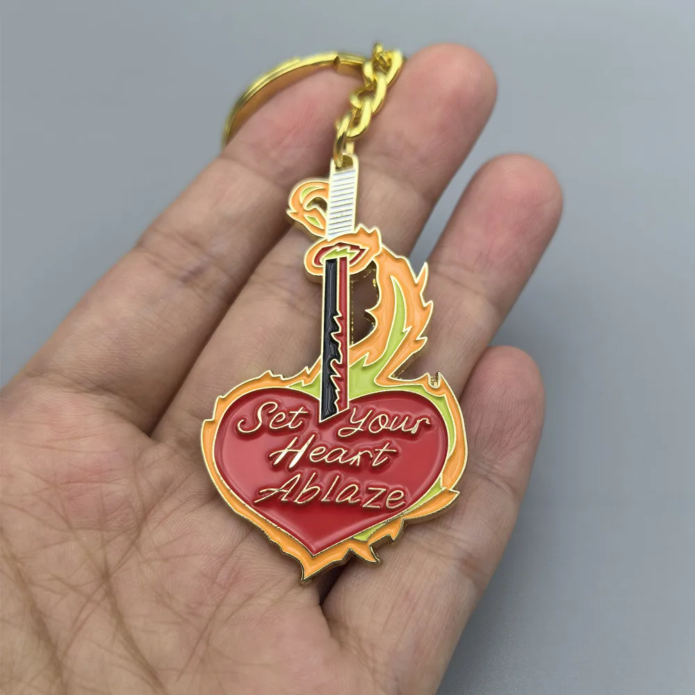 Anime Schlüsselanhänger-Set „Dein Herz in Flammen“ – Flammenherz-Schwert, Emaille-Schlüsselring, Metallanhänger, Cosplay-Schmuck, Geschenk für Fans