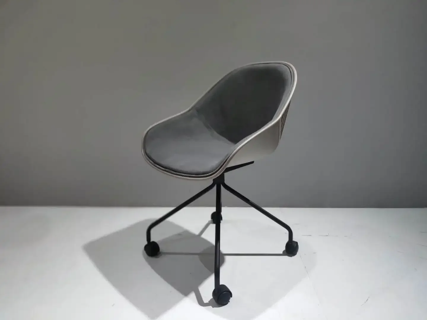 Italy Design Fashion Swivel Revolving desk office chairs manufacturer for sale