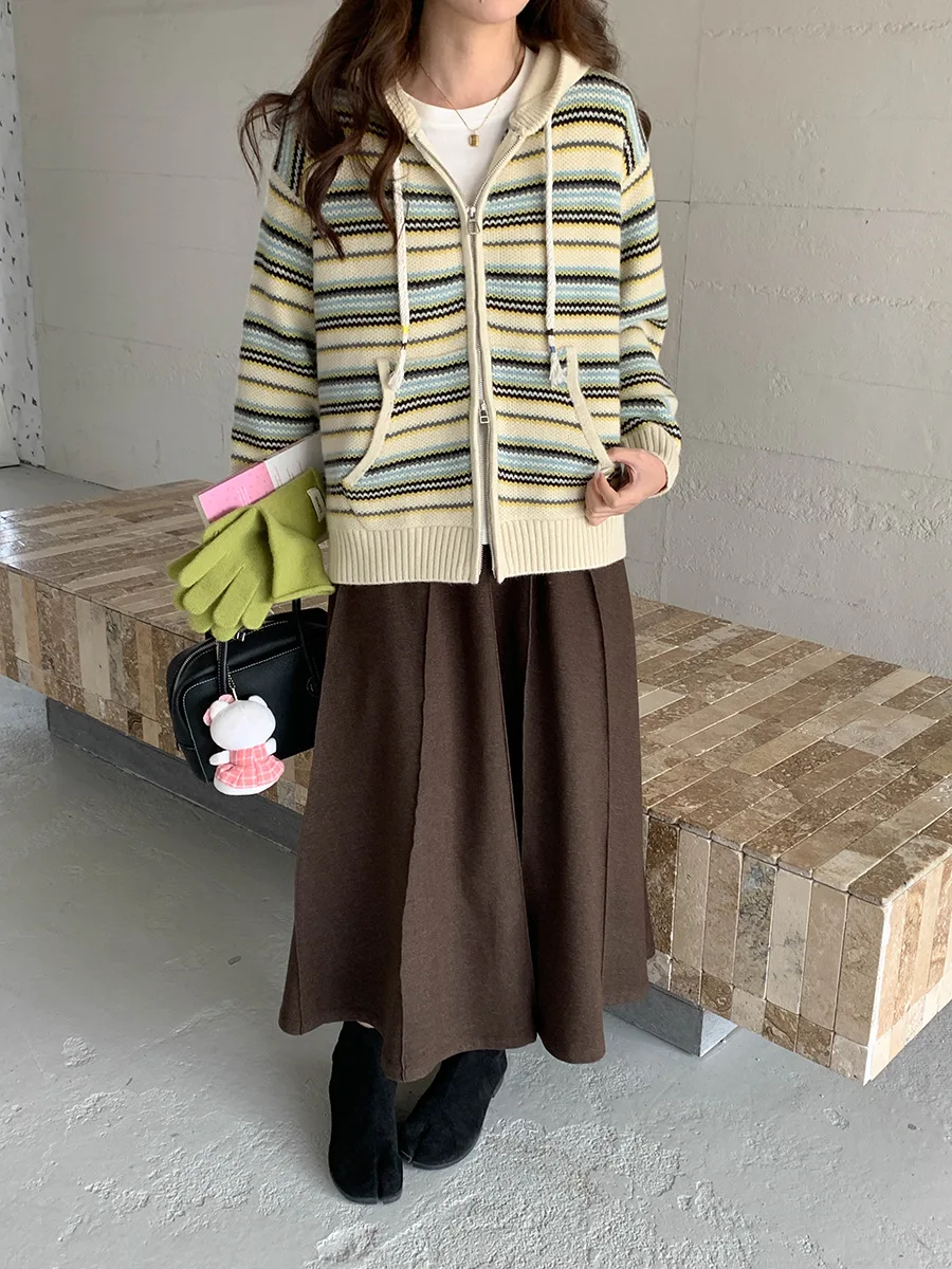 سترة محبوكة بغطاء للرأس مخططة متباينة جديدة لعام 2025 #5