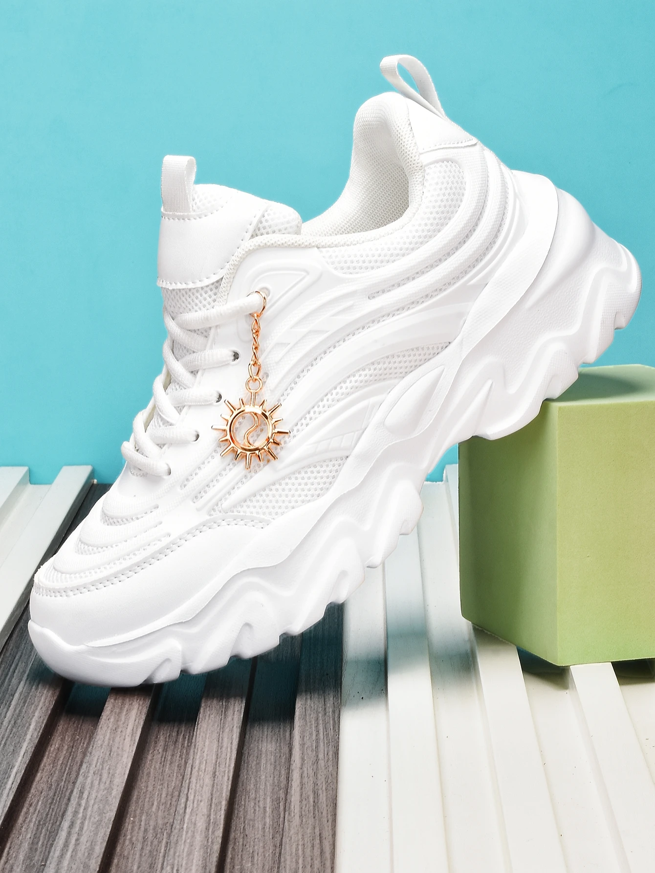 Women's 5cm Height-Increasing Thick-Soled Dad Shoes with Gold Sunflower Metal Chain Decoration, Breathable Mesh Surface, Suitable for Students, Daily Commuting, Campus Style, Versatile White Casual Sneakers, Street Fashion Enthusiasts, Wearable in All Seasons, Y2K Niche Design, Non-Crowded Style Women's Shoes