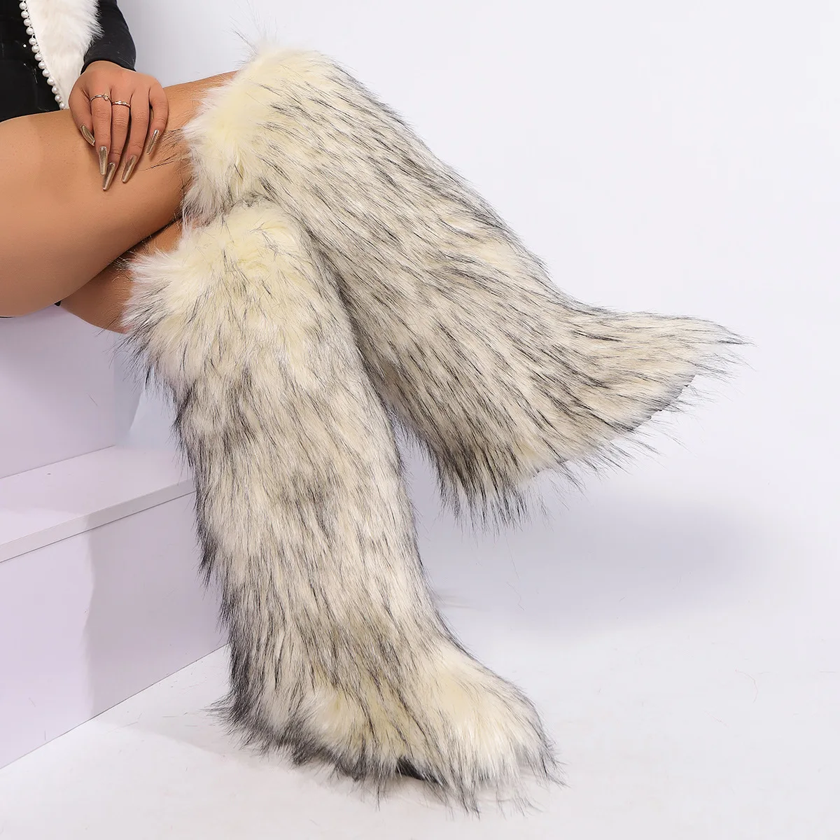 المنغولية فراء الأحذية الركبة عالية الشتاء للنساء 2025 جديد كعب مسطح الثلوج أحذية طويلة أفخم فروي الأحذية حجم كبير 46