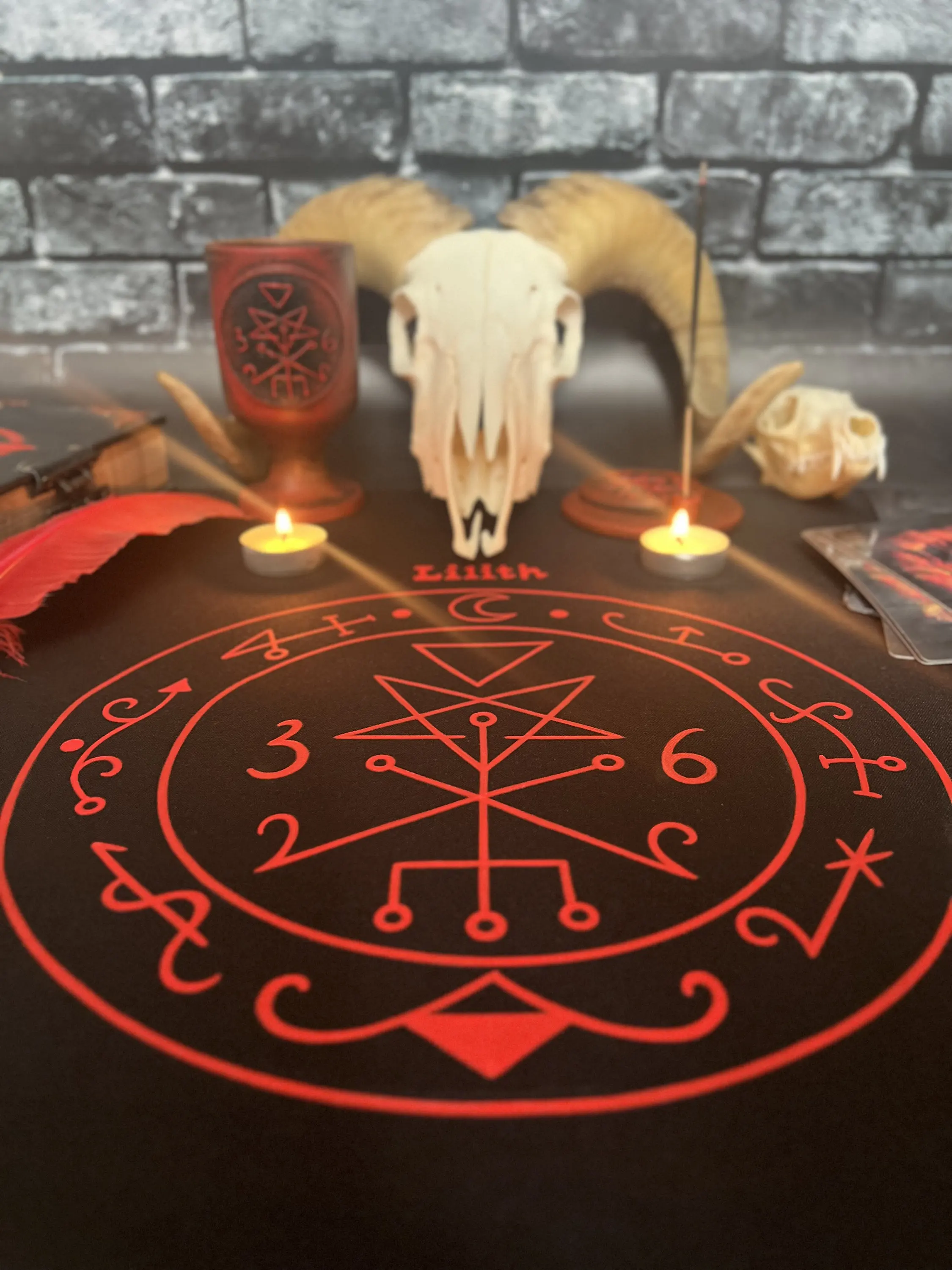 VIKAMA Lilith Seal Black and Red Tablecloth Dark Witch Altar Cloth Mysterious Tarot Divination Tarot Card Tablecloth