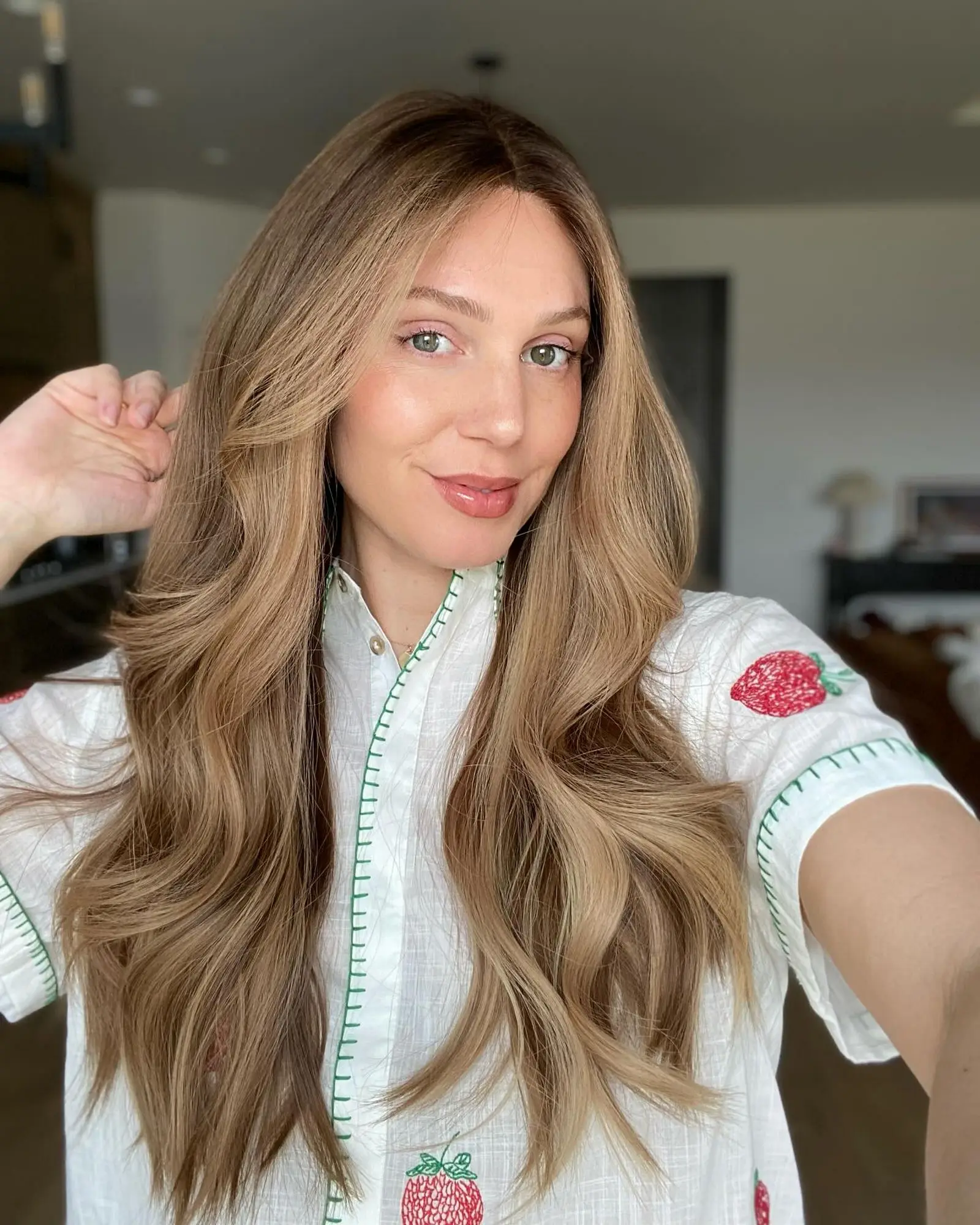 

Light Brown Highlight Futura Wig with Dark Roots Slightly Wavy Synthetic Lace Front Wig 10% Human Hair Mixed Wig for Daily Wear
