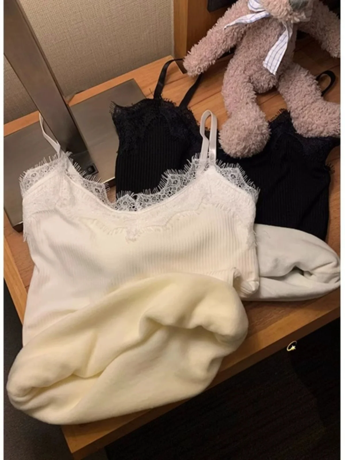 Women's Lace Overlay Tank Top Winter Thickened Fleece Integrated Velvet Warm Beautiful Back Inner Wear Base Layer Velvet Top