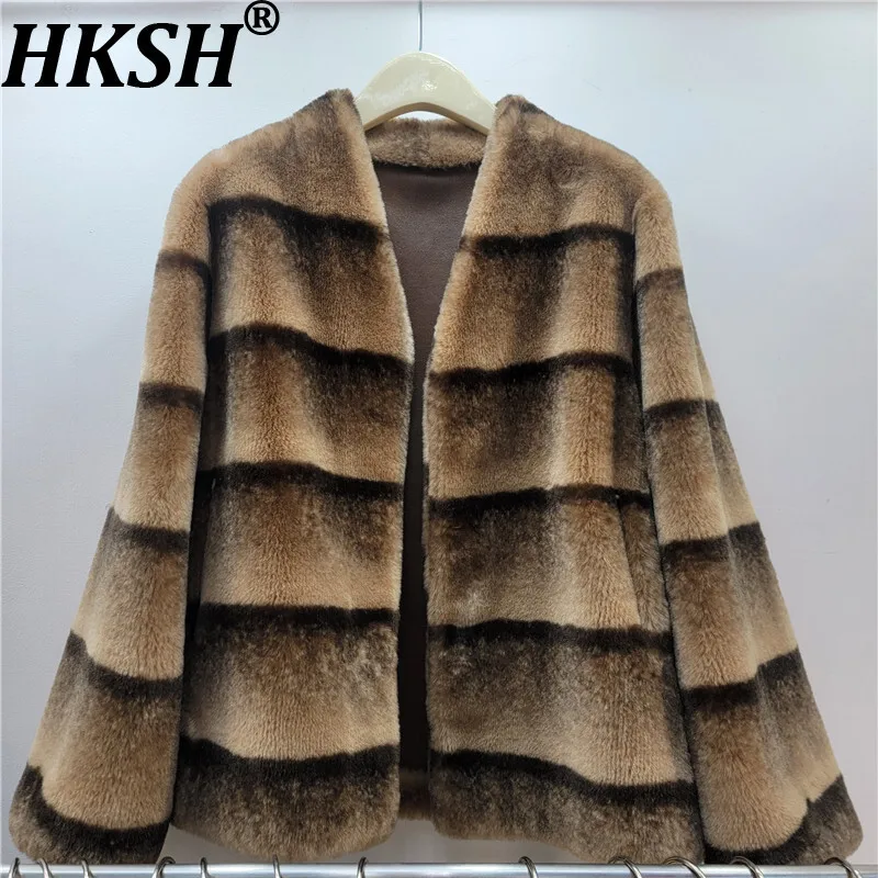 

HKSH 2025 Winter New Women's Faux Fur Coat V-Neck Striped Color Block Elegant Luxury Fashion Ins Short Thick Warm Jacket HK16005