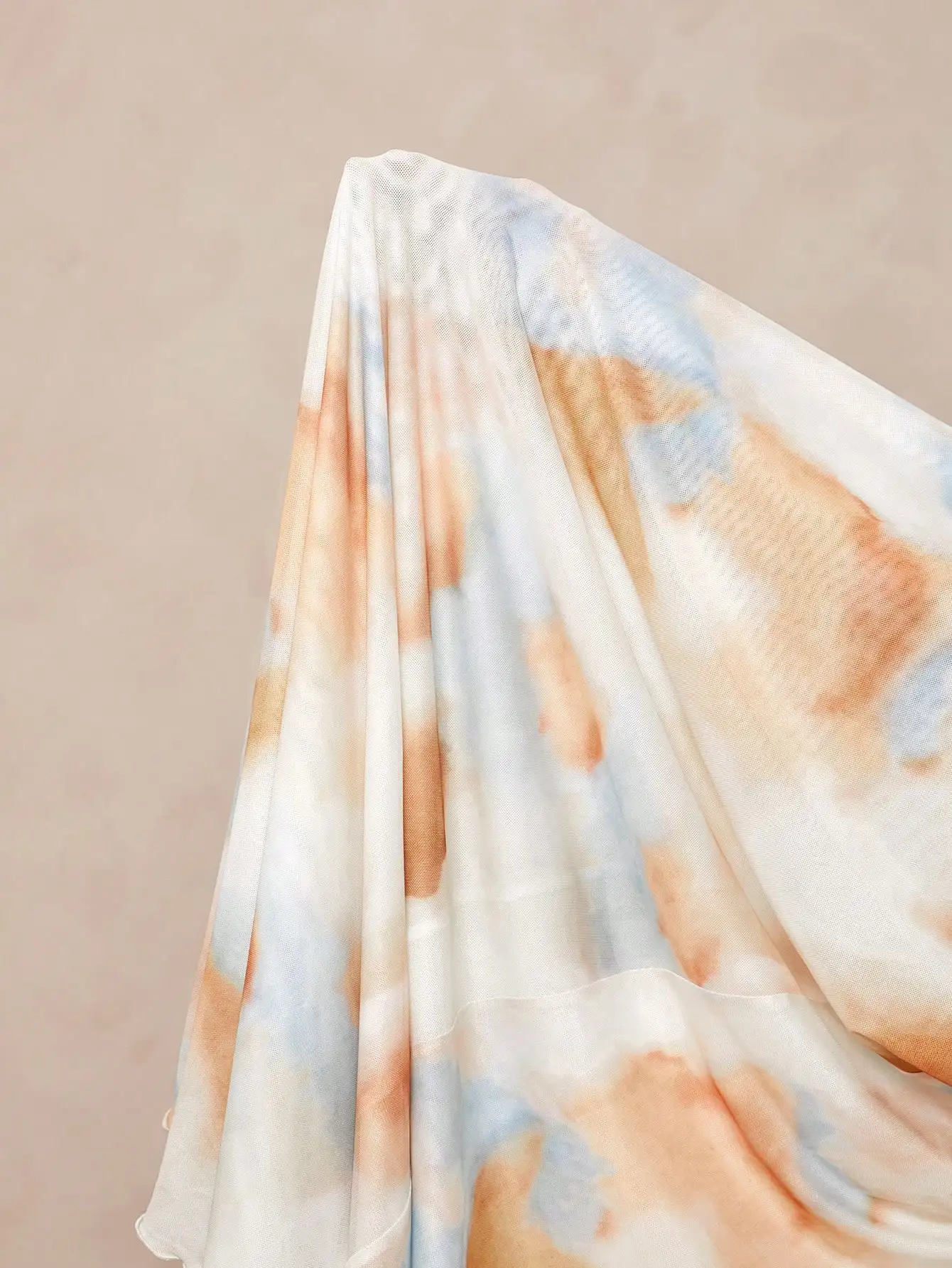 

Богемное платье в стиле тай-дай в пол с тонкими бретелями и вырезом на спине