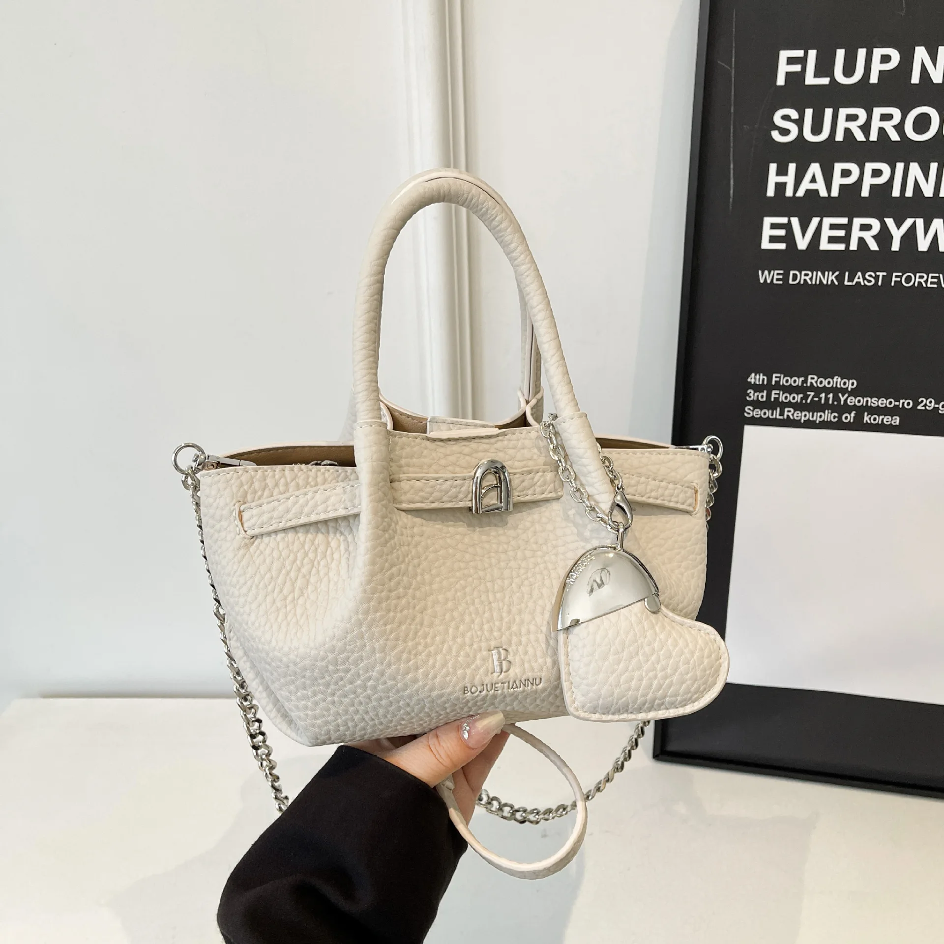 

2025 Women's Vintage Wing Tote Heart Bucket Bag Commuter Crossbody Shoulder Bag Luxury Textured Euro-US Fashion Handbag