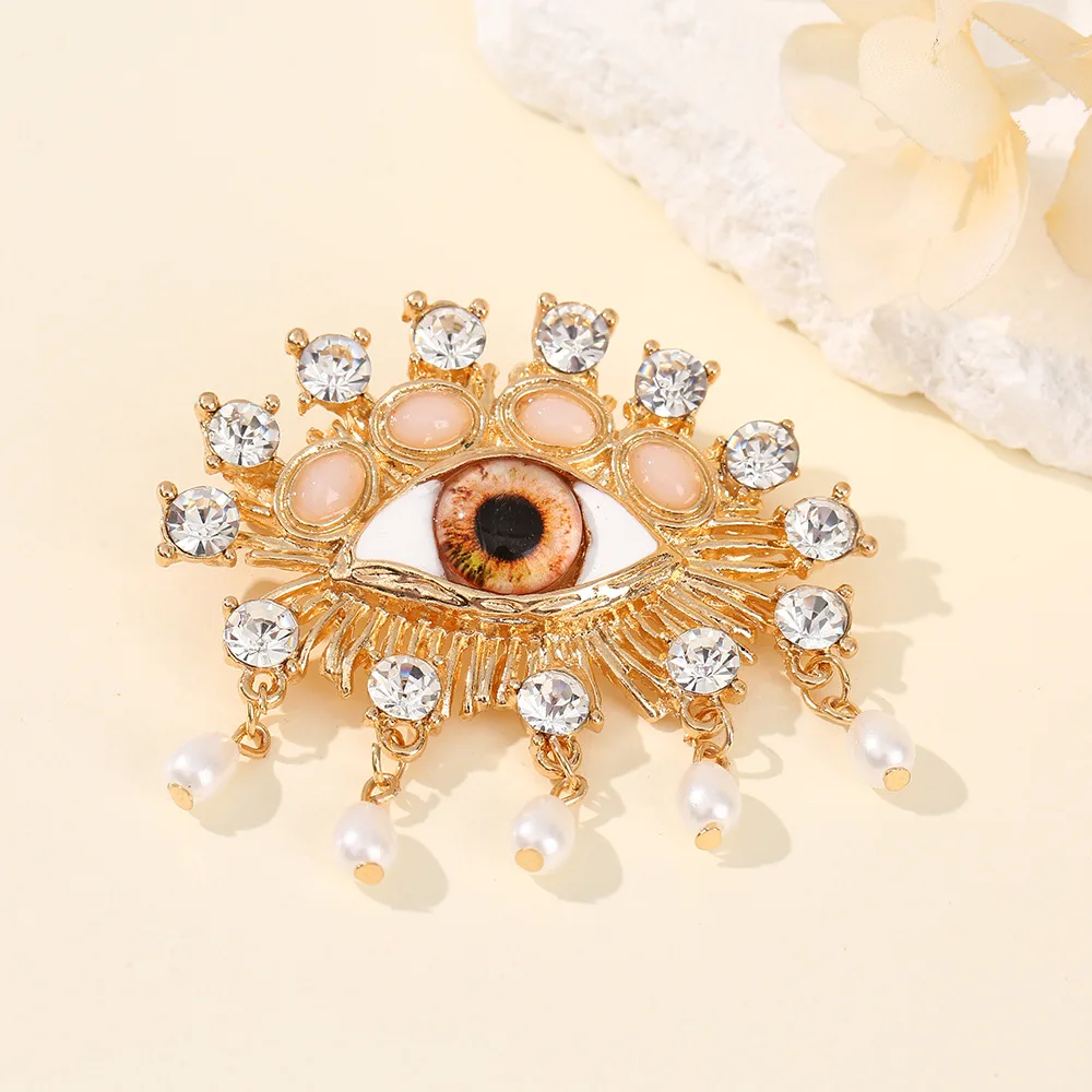 

Fashion Devil's Eye Brooches For Women Men Personalized Exaggerated Crystal Pearl Eyes Pendant Brooch Pins Office Party Jewelry