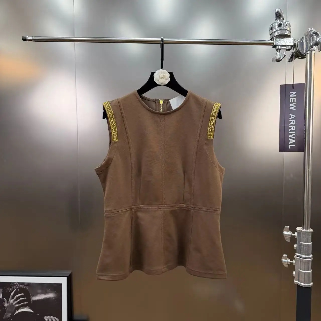 Camisetas sin mangas High Street para mujer, camiseta sin mangas con estampado de letras bordadas en la cintura, adelgazante, con cremallera, hoja, cuello redondo