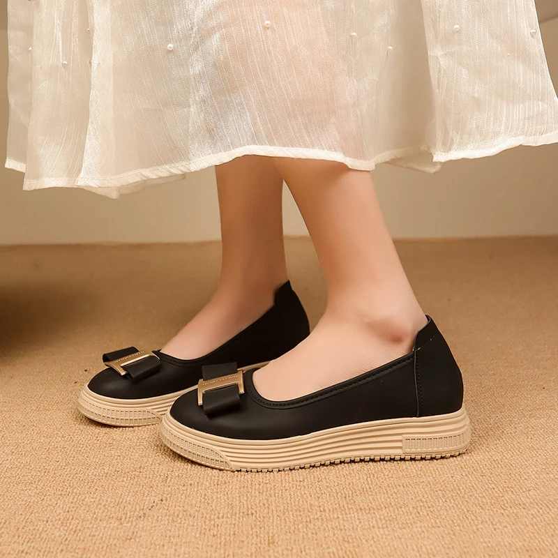 

Casual versatile flat bottomed shallow mouth single shoe for women 2024 new soft leather one foot small leather shoes