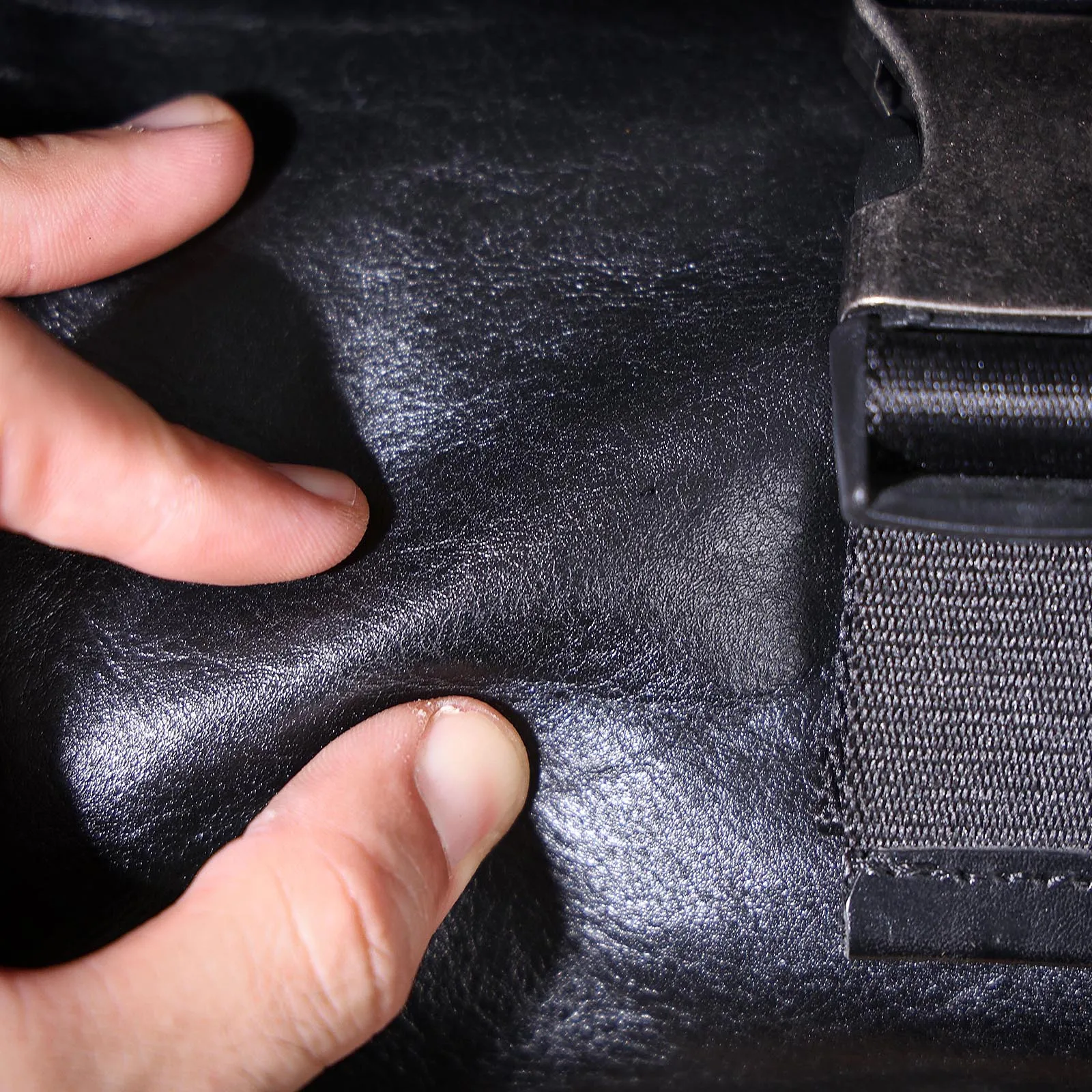 Echtes Leder Herren Casual Brusttasche Rindsleder Umhängetasche Modische Handytasche Pflanzlich Gegerbtes Gerafftes Leder – Detail 14