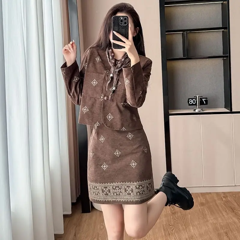 

Корейский стиль, модный элегантный комплект из трех предметов, женская куртка с длинными рукавами и принтом из тяжелых деталей + юбка трапециевидной формы с высокой талией + шарф