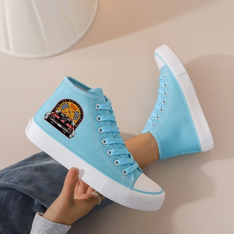 

Женские голубые высокие парусиновые кроссовки: массивная подошва и шнуровка. Fun Racing Graphic для повседневного повседневного и студенческого стиля.