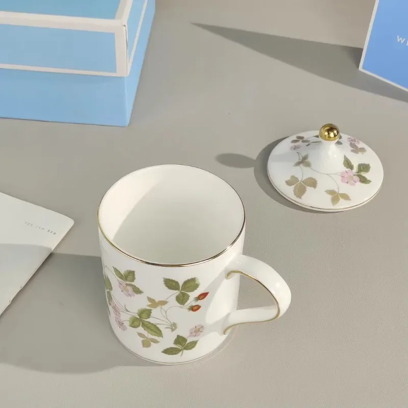 

Korean Style Wild Strawberry Tea Cup with Lid, Mark Cup, Water Cup Household Ceramic Tableware Gift Box Souvenir Coffee Cup