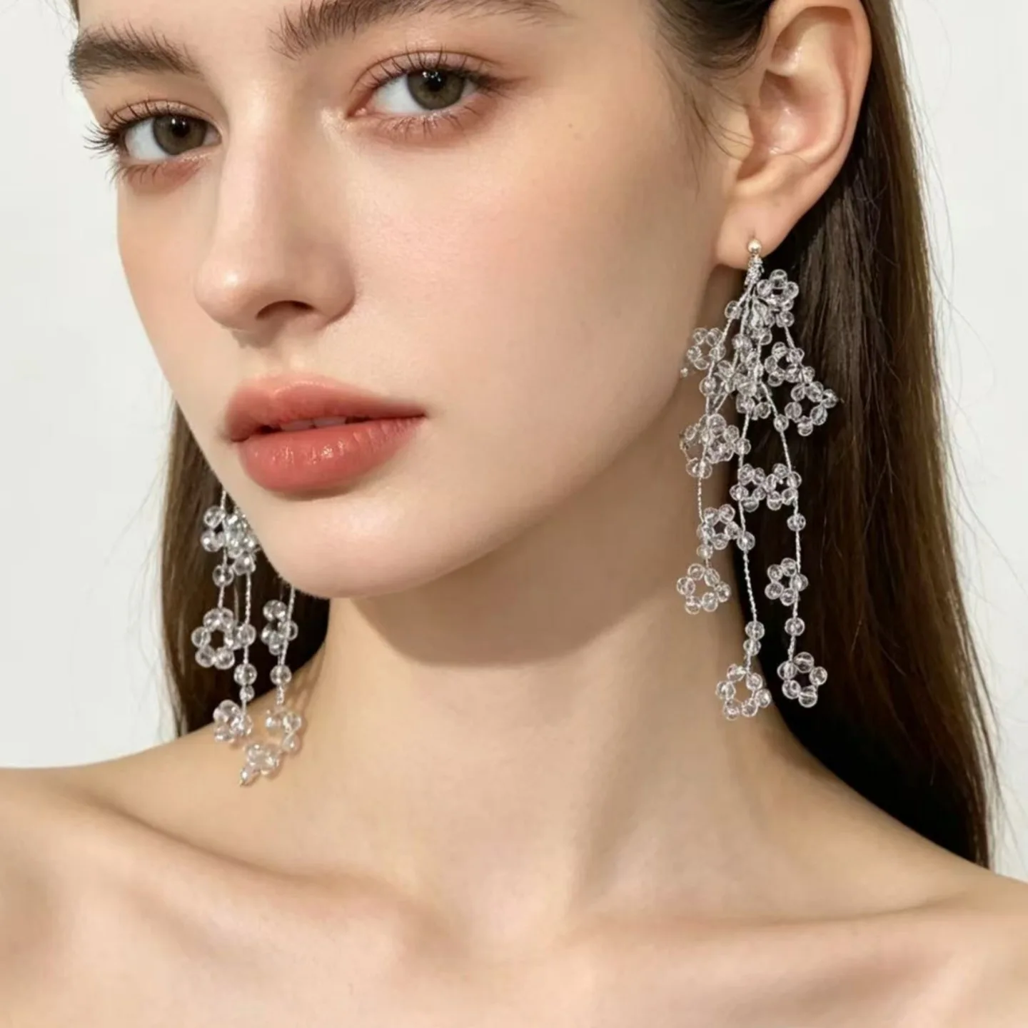 Glazed flower vine blue crystal small flower fringed stud earrings, high-end vacation style transparent beaded flower earrings
