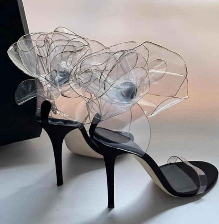 

Модные прозрачные сандалии из ПВХ с цветочным ремешком и открытым носком, черные женские летние туфли-гладиаторы на высоком каблуке с ремешком на щиколотке и вырезом