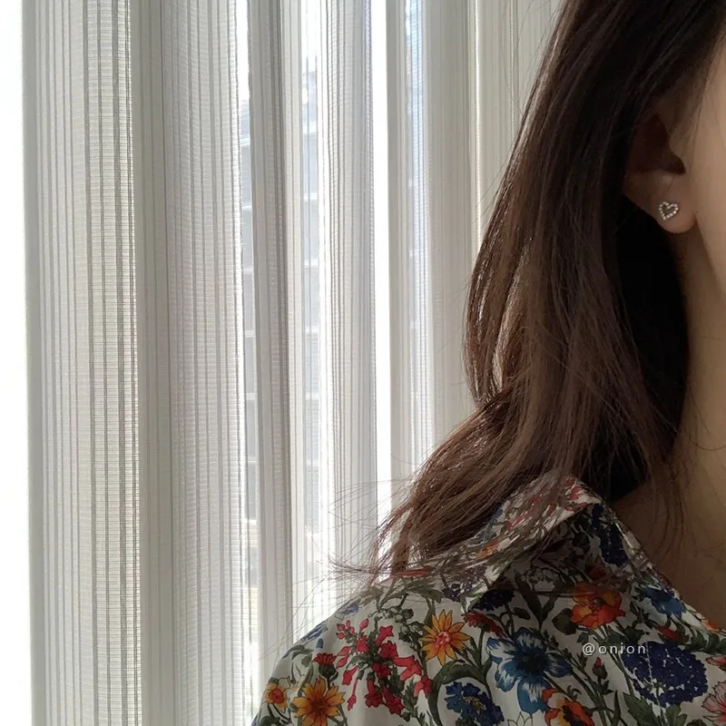 女性用の小さなイヤリング,925スターリングシルバー,象眼細工のジルコン,繊細なハート,結婚披露宴,ジュエリーアクセサリー