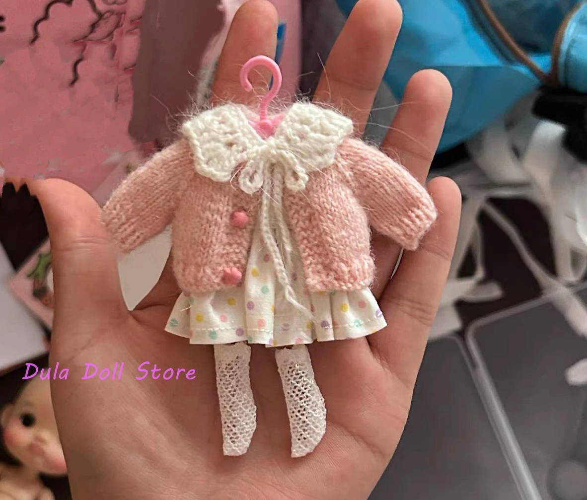 

2026 Dula Doll Clothes Dress Вязаный комплект из кардигана и юбки для куклы ob11 GSC
