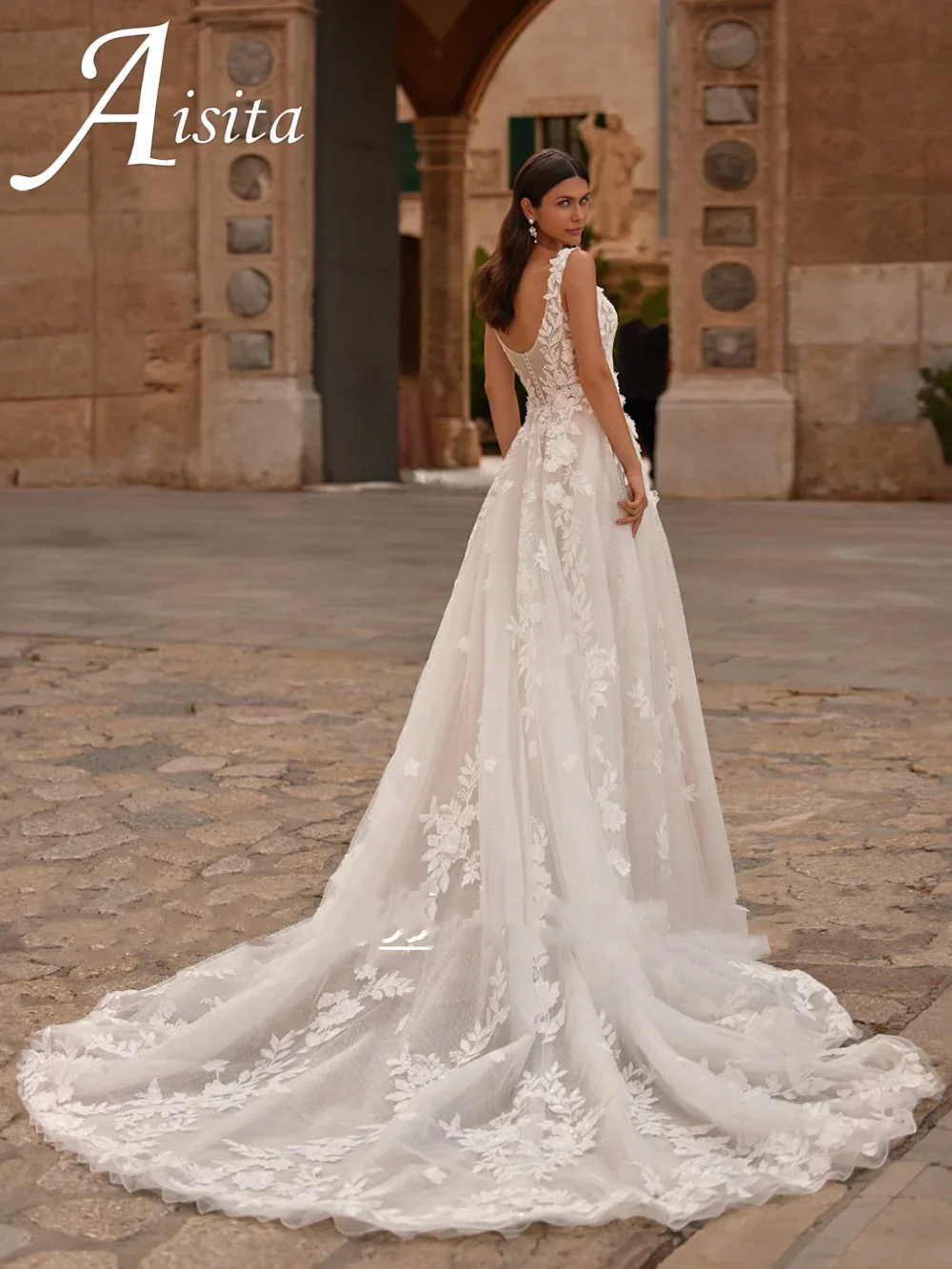 ชุดแต่งงานปี 2025 เซ็กซี่ คอวี แขนกุด ประดับลูกไม้ลายจุด ผ้าทูลล์ ทรงเอไลน์ ชายกระโปรงยาวแบบคอร์ทเทรน เปิดหลัง ชุดเจ้าสาว