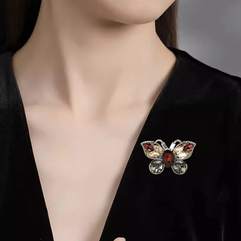 Europäische und amerikanische Retro-Schmetterlingsbrosche, Herren- und Damenaccessoires, Nachahmung von Kristall, Insektendesign, Sinn für Nische, Temperame