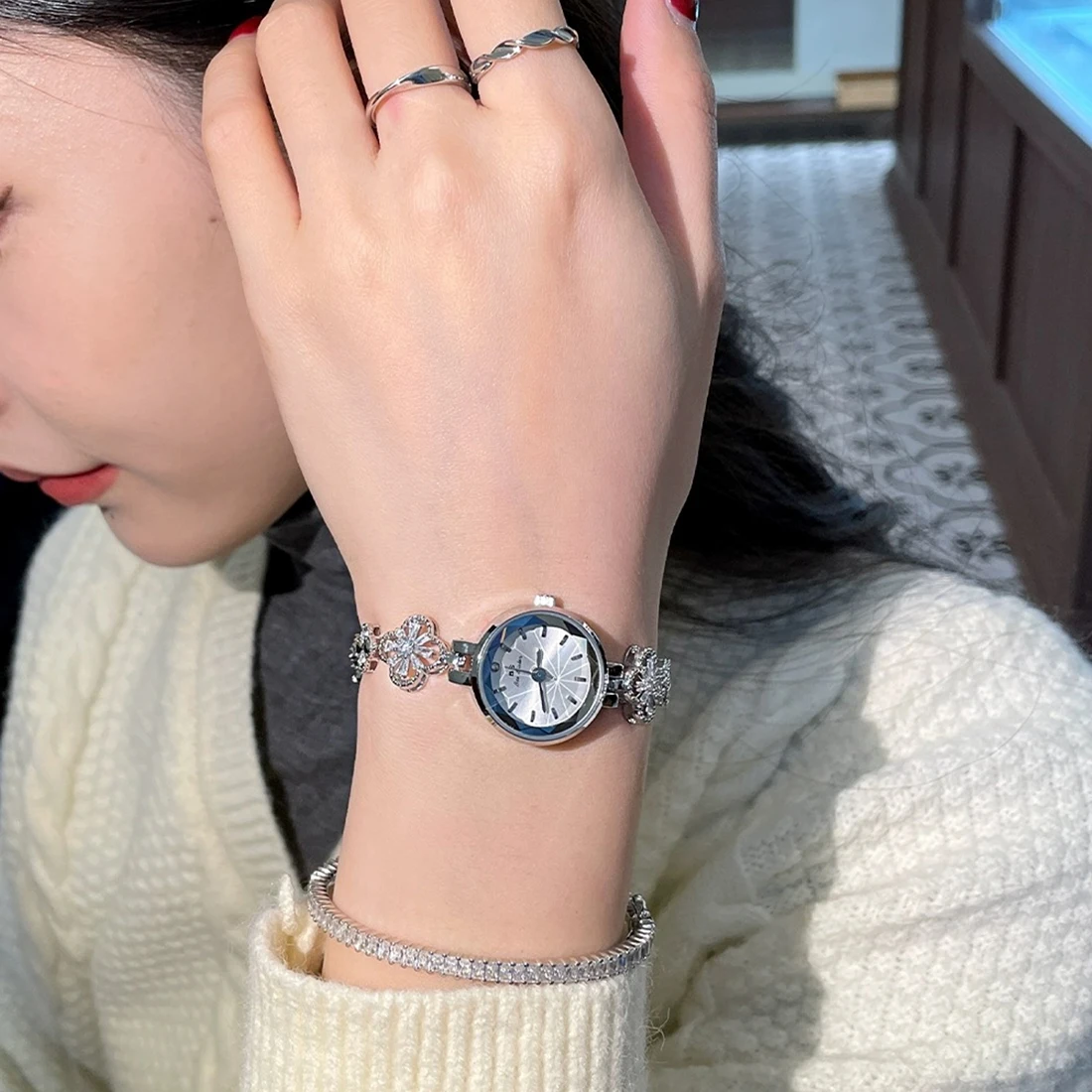 ساعات محظوظة للمرأة أنيقة فضية فاخرة سوار ذهبي مقاوم للماء ساعة كوارتز هدايا سيدة