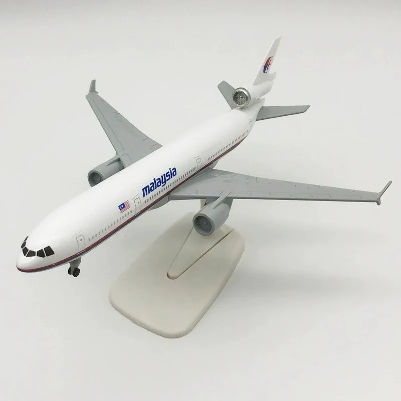 

MD-11 20cm Malaysia Airways Metal Alloy Diecast Airplane Model Aircraft Hobby Gifts Home Decoration With Plane Wheels Display