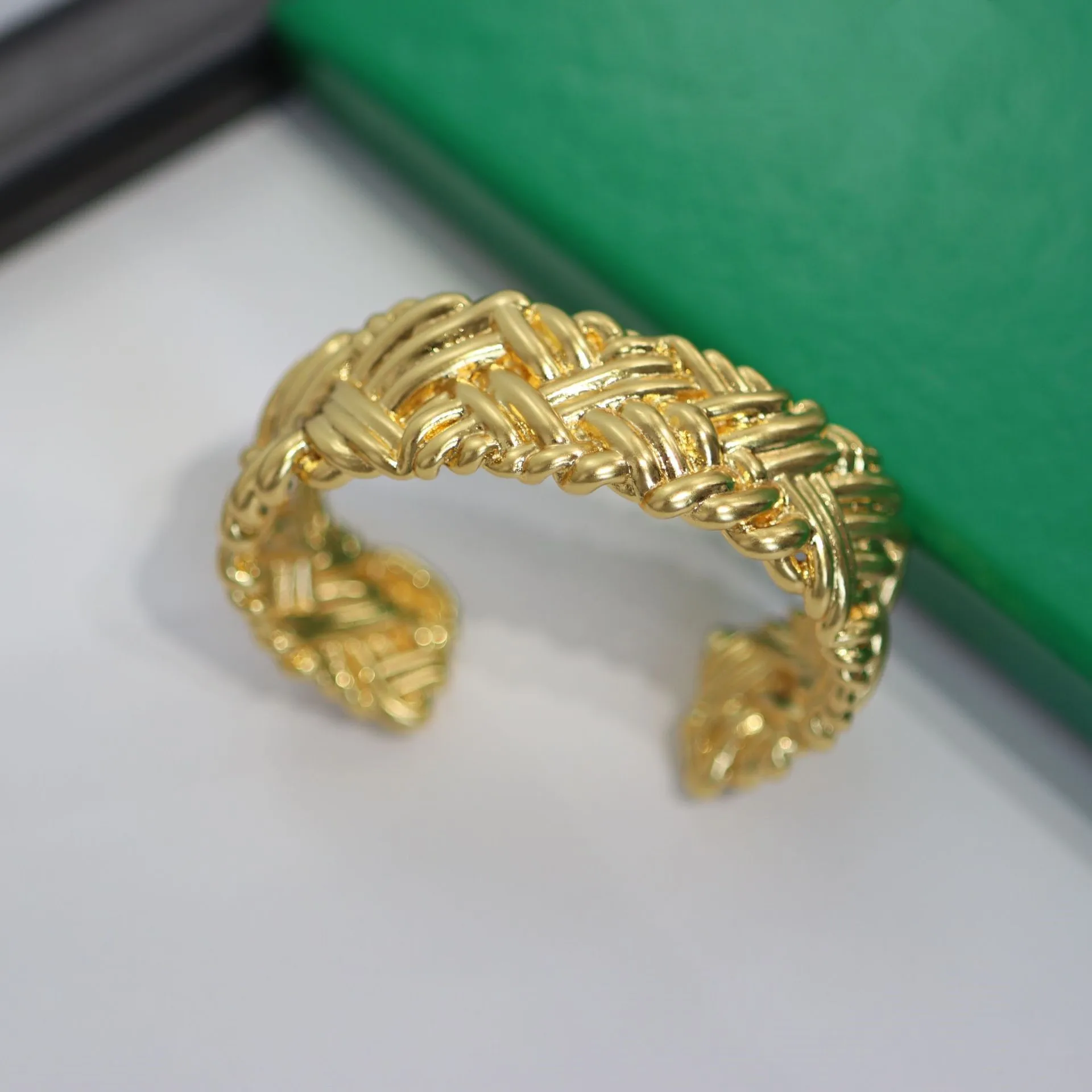 Geflochtenes offenes Vintage-Armband, handgefrostiges Metall-Stil, High-Touch-Armband, französische Ohrstecker, zarte Nischen-Mode-Ohrringe