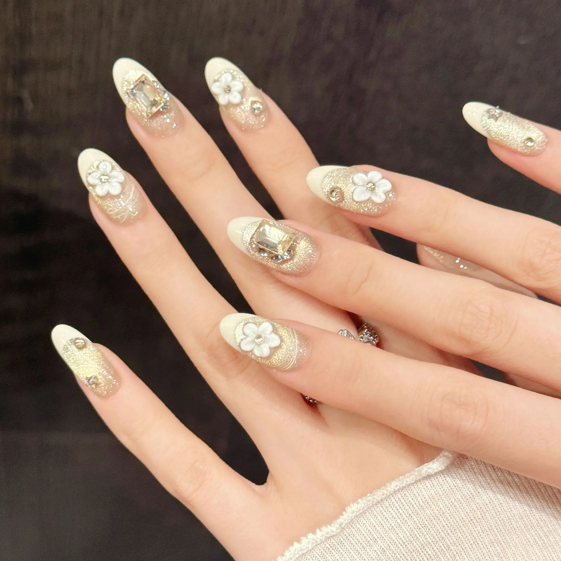 Handcrafted 3D White Flower Press On Nails 10Pcs Handmade Elegant French Fake Nails with Shiny Crystal Design False Nails