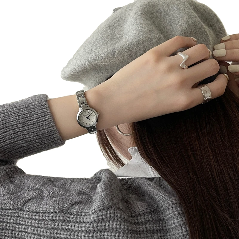 Nicho de marca elegante reloj impermeable para mujer colegiala pequeño simple de alta calidad de lujo cadena literaria reloj de cuarzo