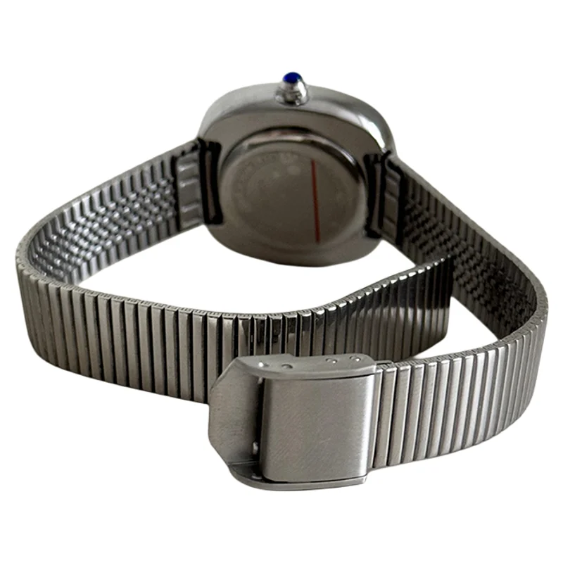 새로운 여성용 실버 시계, 스틸 밴드로 스타일리시하고 우아한 여성용 시계입니다. 여성을 위한 독특한 액세서리.